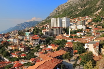 Panorama miasta Kruja w centralnej Albanii ze wzgórza ze średniowieczną cytadelą z widokiem na...