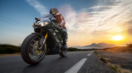 Obraz premium motocykl na jeździe po drogach. dobra zabawa podczas wycieczki motocyklowej / podróży po pustej autostradzie