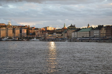 Obraz premium sunlight road on the sea waves leads to another shore of Stockholm's Strommen
