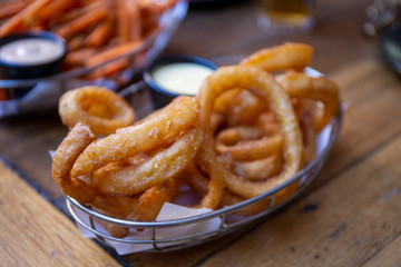 Fried onion rings with aioli sauce
