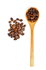 Obraz premium coffee bean isolated in wood spoon on white background
