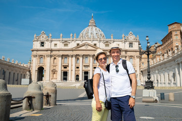 Obraz premium Woman In Front Of St. Peter's Basilica