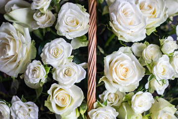 Obraz na płótnie Canvas White roses in bouquet