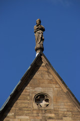 Eine Statue auf der Marienkirche