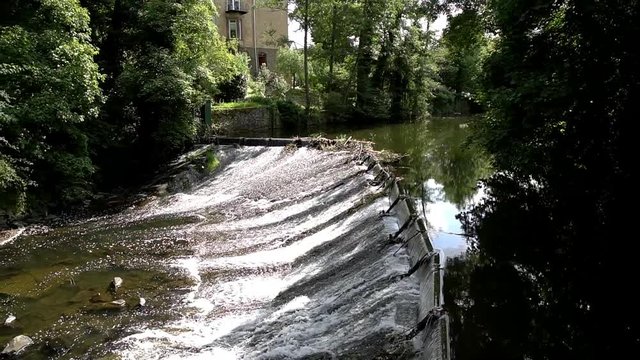 Alte Wehranlage in Gem&uuml;nd/Schleiden in der Urft bei Niedrigwasser