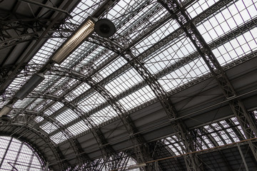 Fototapeta premium ceiling of roof on railway station in Frankfurt, Germany