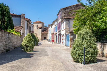 Fototapeta na wymiar Coulon. Rue en centre-ville. Poitou-Charentes. Deux Sèvres 