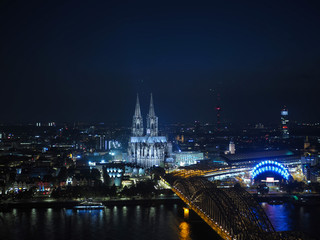 Obraz premium Aerial night view of St Peter Cathedral and Hohenzollern Bridge