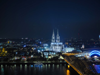 Obraz premium Aerial night view of St Peter Cathedral and Hohenzollern Bridge