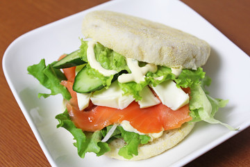 サーモンとモッツァレラチーズのマフィンサンド