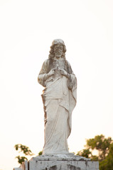 Obraz premium Statue of jesus at grave in cemetery