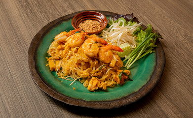 Fried noodle​ with shrimp​ and vagatebles.