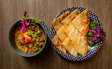 Roti and green curry with chicken.