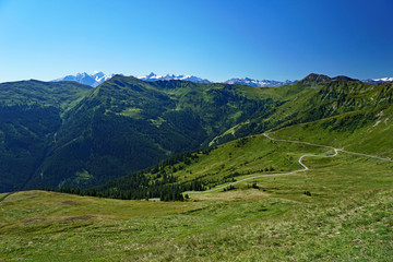 Fototapeta na wymiar Panoramablick über die Berge und Täler bei Saalbach-Hinterglemm in Salzburg