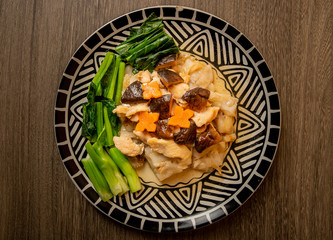 Thai noodle with chicken on the plate.