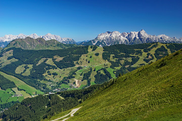 Panoramablick über die Berge und Täler bei Saalbach-Hinterglemm in Salzburg