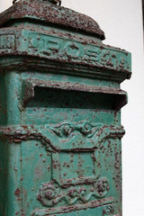 アンティークの緑のポスト