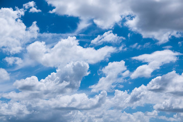 雲の多い空
