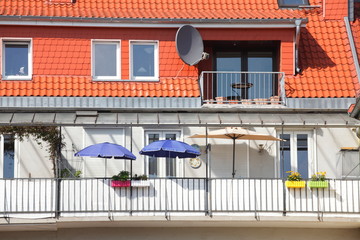 Modernes Mehrfamilienhaus, Balkone, R&uuml;ckseite