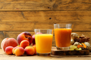 succo o frullato di albicocche e pesche su sfondo rustico