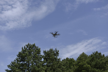drone vola in perlustrazione militare