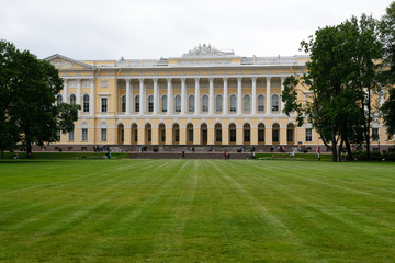 Obraz premium Saint Petersburg, Russia, august 2019. The neoclassic palace of the Russian Museum located in the Mikhailovsky garden