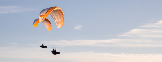 Fototapeta na wymiar paragliders