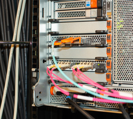 Netzwerkkabel an einem Netzwerk Switch f&uuml;r eine Cloud Umgebung 