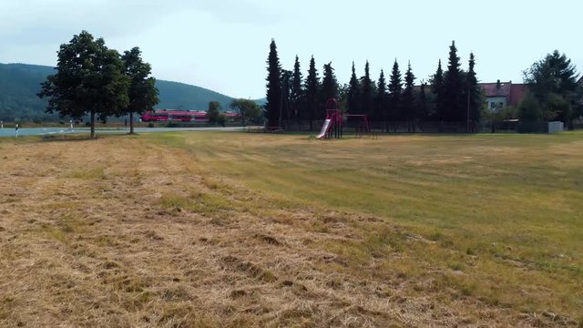 Luftaufaufnahme verlassener Spielplatz mit Zug