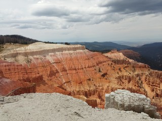 Fototapeta na wymiar Cedar Breaks red and white sandstone in Utah
