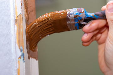 Pintando una puerta.