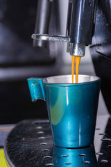 Haciendo café expresso.