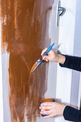 Pintando una puerta.