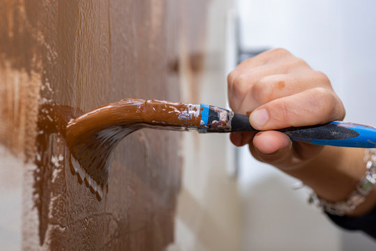 Pintando una puerta.
