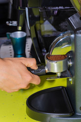 Haciendo café expresso.