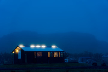 Maison dans le brouillard de nuit