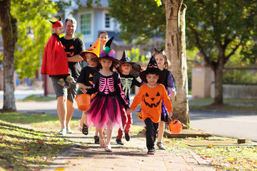Kids trick or treat. Halloween fun for children. - obrazy, fototapety, plakaty