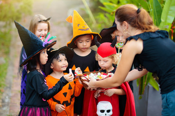 Kids trick or treat. Halloween. Child at door. - obrazy, fototapety, plakaty