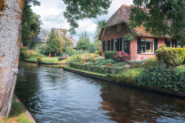 Obraz premium Cottage in the Dutch village Giethoorn also called the Dutch Venice