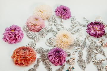 Obraz na płótnie Canvas Beautiful set of jewels and flowers in a white background