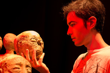 Chico joven mirando una calavera