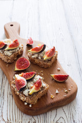Open sandwiches with soft cheese and figs