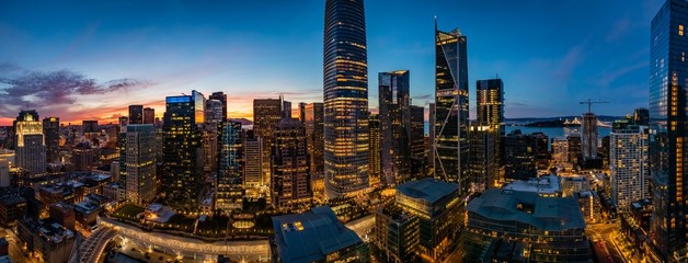 Naklejka premium Blue hour with a pink sunset over San Francisco skyline with Salesforce Tower in the middle and Salesforce park at the bottom