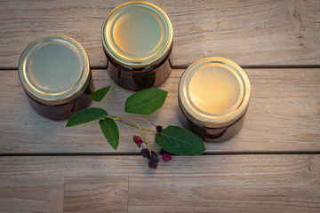 Marmeladengläser mit Felsenbirnen