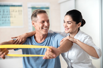 Female doctor is looking on male patient