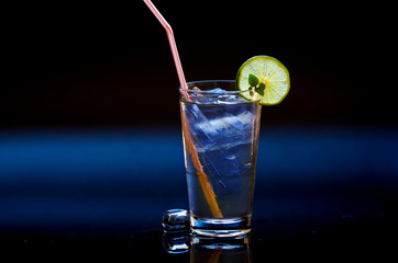 trinkglas mit eis und limette

