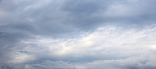 Bedrohliche Gewitterwolken und Regenwolken über den Bergen 