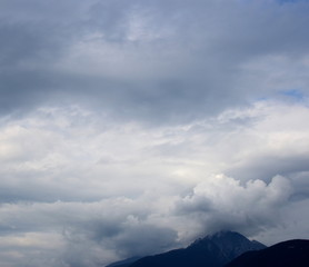 Dunkle bedrohliche Gewitterwolken - Wetterumbruch am Berg