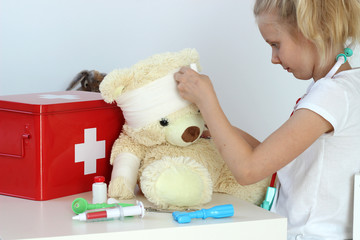 Der kleine Teddybär wird verarztet