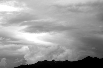 Bergkamm der Alpen mit dunklen bedrohlichen Gewitterwolken - Wettereinbruch in den Bergen
